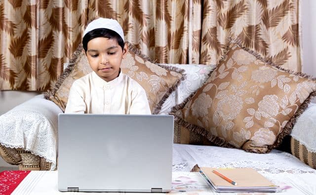 Student learning the Quran online